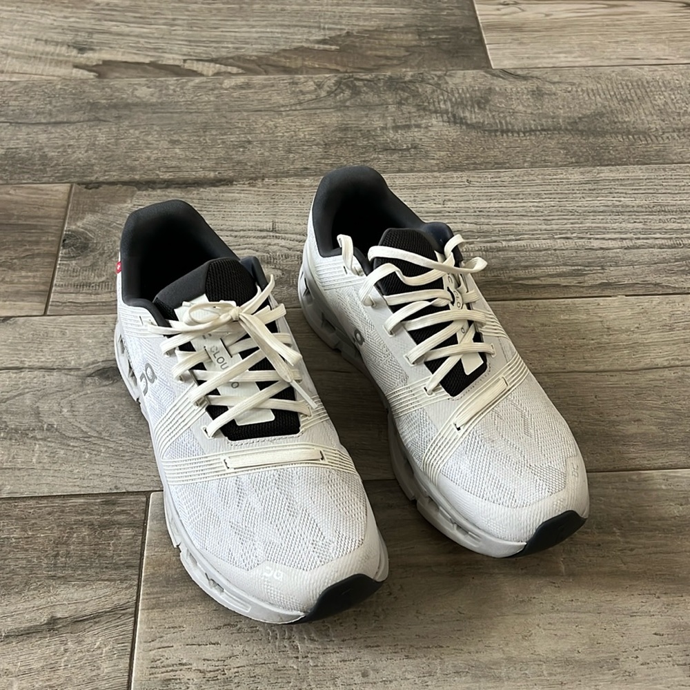 On cloud cloud go - women’s sneakers -size 10 like new only used a few times